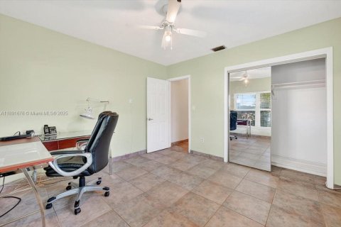 House in Pembroke Pines, Florida 4 bedrooms, 181.81 sq.m. № 1943618 - photo 21