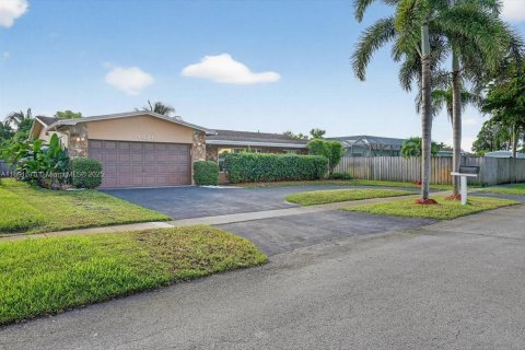 House in Pembroke Pines, Florida 4 bedrooms, 181.81 sq.m. № 1943618 - photo 2