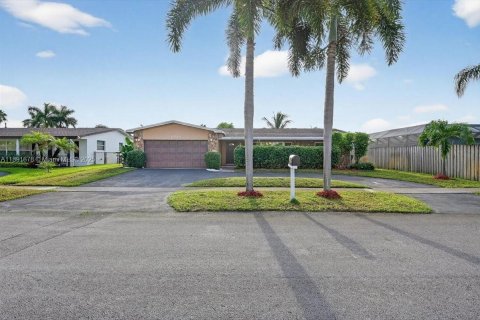 House in Pembroke Pines, Florida 4 bedrooms, 181.81 sq.m. № 1943618 - photo 1