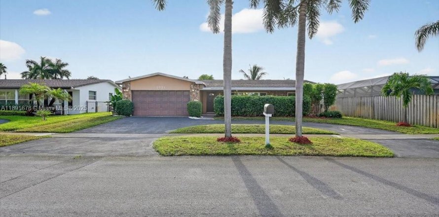 House in Pembroke Pines, Florida 4 bedrooms, 181.81 sq.m. № 1943618