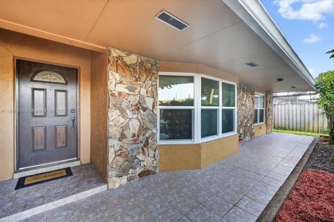 House in Pembroke Pines, Florida 4 bedrooms, 181.81 sq.m. № 1943618 - photo 4