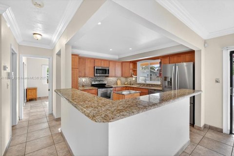 House in Pembroke Pines, Florida 4 bedrooms, 181.81 sq.m. № 1943618 - photo 10