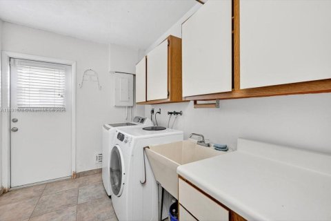 House in Pembroke Pines, Florida 4 bedrooms, 181.81 sq.m. № 1943618 - photo 24