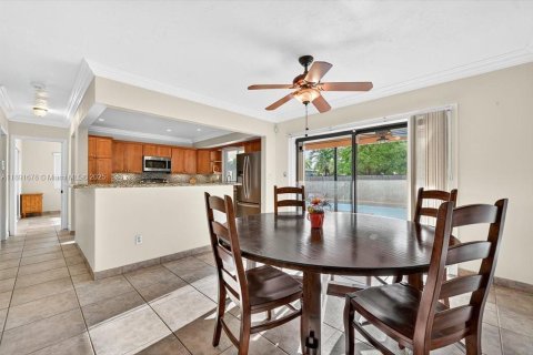 House in Pembroke Pines, Florida 4 bedrooms, 181.81 sq.m. № 1943618 - photo 8