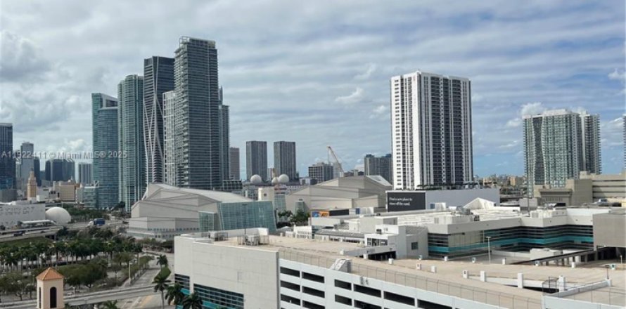 Condo in Miami, Florida, 3 bedrooms  № 2018866