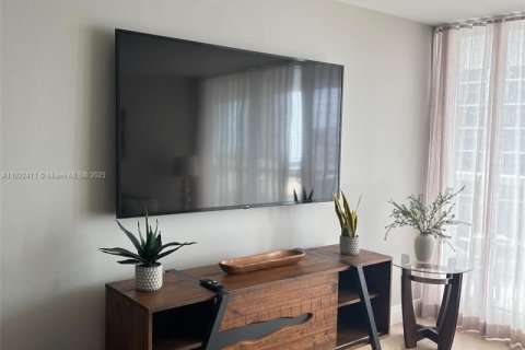 Condo in Miami, Florida, 3 bedrooms  № 2018866 - photo 6