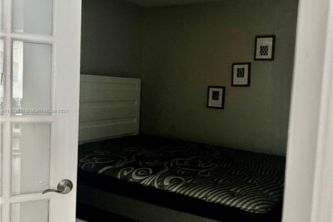 Condo in Miami, Florida, 3 bedrooms  № 2018866 - photo 10