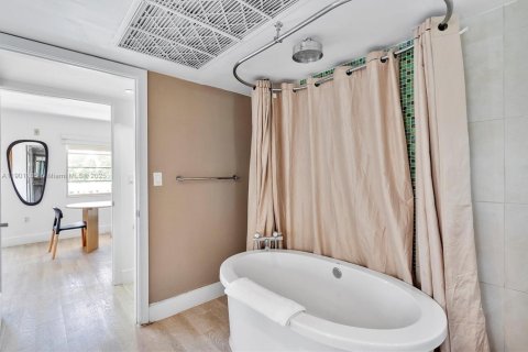 Condo in Miami Beach, Florida № 1951577 - photo 22