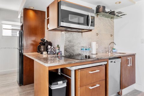 Condo in Miami Beach, Florida № 1951577 - photo 12