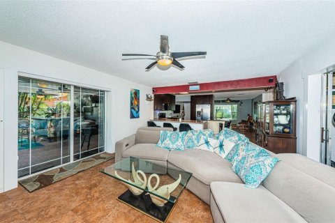 House in Seminole, Florida 3 bedrooms, 193.24 sq.m. № 1430482 - photo 21