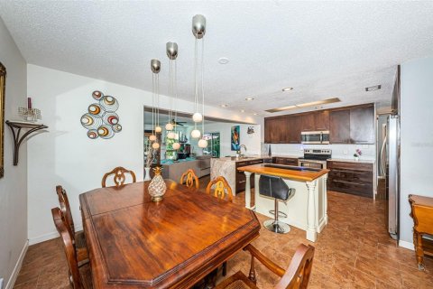 House in Seminole, Florida 3 bedrooms, 193.24 sq.m. № 1430482 - photo 10