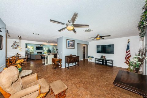 House in Seminole, Florida 3 bedrooms, 193.24 sq.m. № 1430482 - photo 6