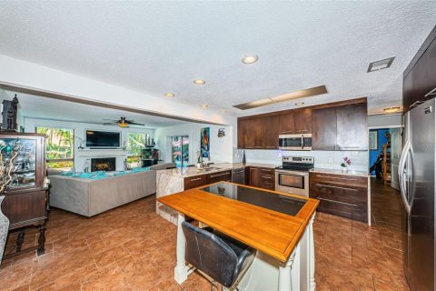 House in Seminole, Florida 3 bedrooms, 193.24 sq.m. № 1430482 - photo 12