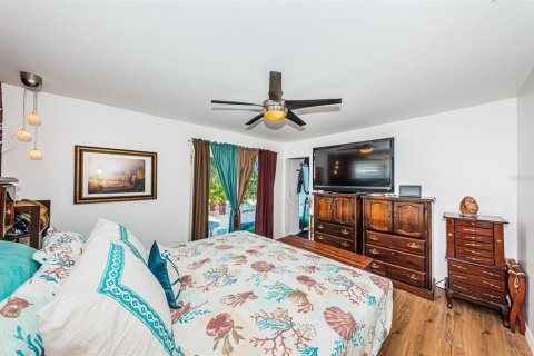 House in Seminole, Florida 3 bedrooms, 193.24 sq.m. № 1430482 - photo 24