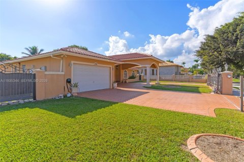 Casa en venta en Miami, Florida, 4 dormitorios, 283.72 m2 № 2053451 - foto 2