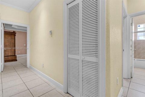 Casa en venta en Miami, Florida, 4 dormitorios, 283.72 m2 № 2053451 - foto 21