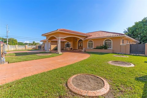 Casa en venta en Miami, Florida, 4 dormitorios, 283.72 m2 № 2053451 - foto 3