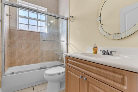Casa en venta en Miami, Florida, 4 dormitorios, 283.72 m2 № 2053451 - foto 26