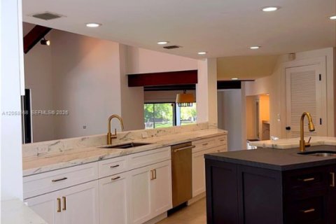 House in Miami, Florida 5 bedrooms, 361.3 sq.m. № 2168467 - photo 16