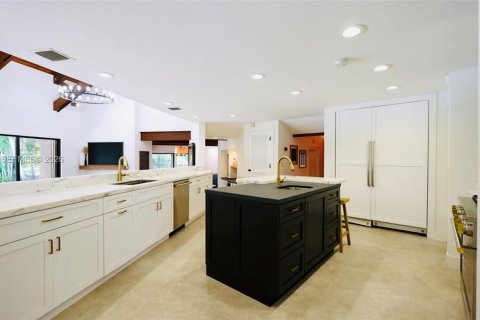 House in Miami, Florida 5 bedrooms, 361.3 sq.m. № 2168467 - photo 15
