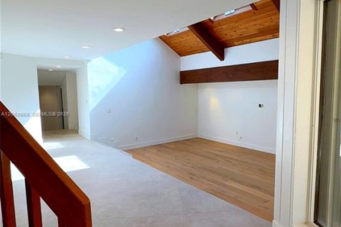 House in Miami, Florida 5 bedrooms, 361.3 sq.m. № 2168467 - photo 8