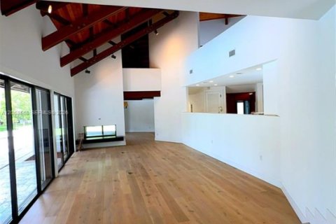 House in Miami, Florida 5 bedrooms, 361.3 sq.m. № 2168467 - photo 11
