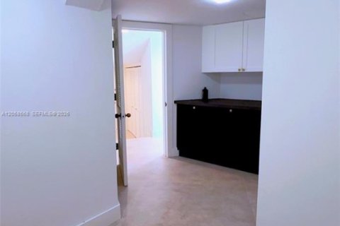 House in Miami, Florida 5 bedrooms, 361.3 sq.m. № 2168467 - photo 20