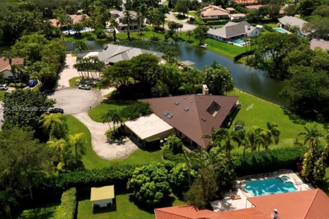 House in Miami, Florida 5 bedrooms, 361.3 sq.m. № 2168467 - photo 2