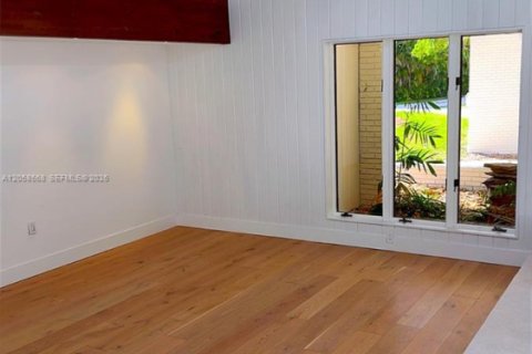 House in Miami, Florida 5 bedrooms, 361.3 sq.m. № 2168467 - photo 10