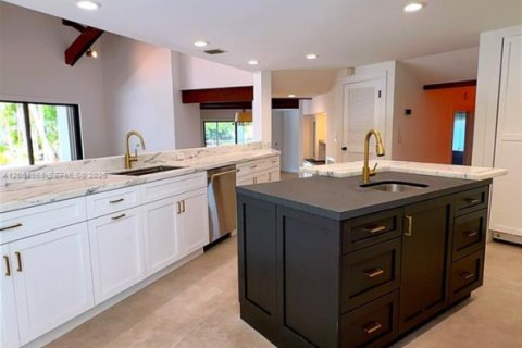 House in Miami, Florida 5 bedrooms, 361.3 sq.m. № 2168467 - photo 17