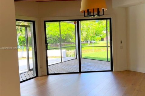 House in Miami, Florida 5 bedrooms, 361.3 sq.m. № 2168467 - photo 21