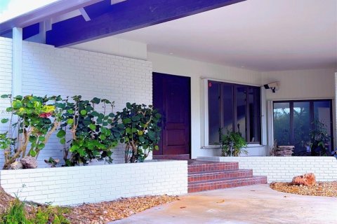 House in Miami, Florida 5 bedrooms, 361.3 sq.m. № 2168467 - photo 4