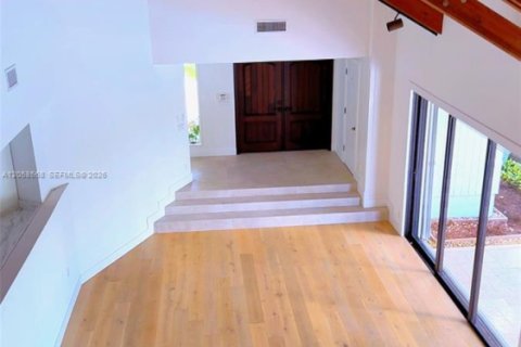 House in Miami, Florida 5 bedrooms, 361.3 sq.m. № 2168467 - photo 12