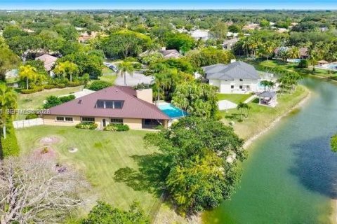House in Miami, Florida 5 bedrooms, 361.3 sq.m. № 2168467 - photo 3