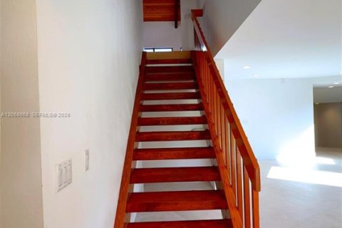 House in Miami, Florida 5 bedrooms, 361.3 sq.m. № 2168467 - photo 7