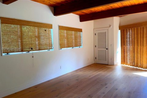 House in Miami, Florida 5 bedrooms, 361.3 sq.m. № 2168467 - photo 25
