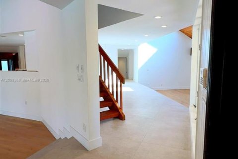 House in Miami, Florida 5 bedrooms, 361.3 sq.m. № 2168467 - photo 5
