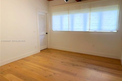 House in Miami, Florida 5 bedrooms, 361.3 sq.m. № 2168467 - photo 27