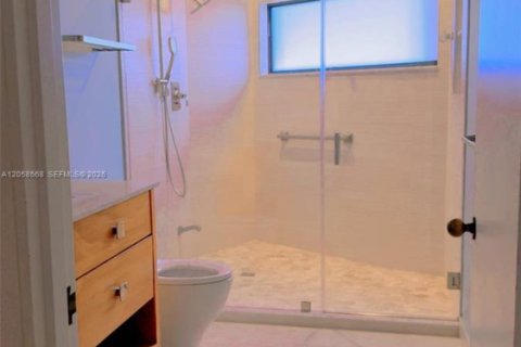 House in Miami, Florida 5 bedrooms, 361.3 sq.m. № 2168467 - photo 28