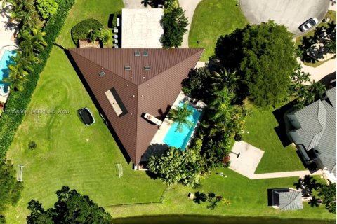House in Miami, Florida 5 bedrooms, 361.3 sq.m. № 2168467 - photo 1