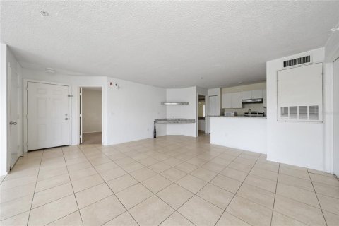 Condo in Kissimmee, Florida, 2 bedrooms № 2111886 - photo 9