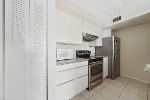 Condo in Kissimmee, Florida, 2 bedrooms № 2111886 - photo 17
