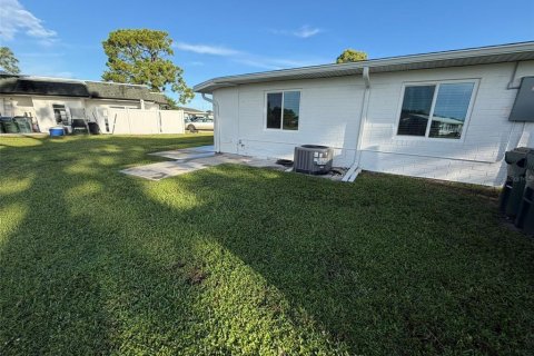 Appartement à louer à North Port, Floride: 2 chambres, 74.32 m2 № 2396135 - photo 14