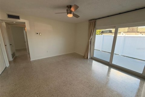 Appartement à louer à North Port, Floride: 2 chambres, 74.32 m2 № 2396135 - photo 4