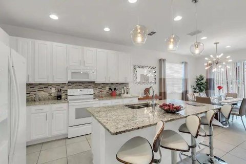 House in Kissimmee, Florida 5 bedrooms, 284.93 sq.m. № 2145292 - photo 5