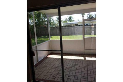 Casa en alquiler en Oakland Park, Florida, 3 dormitorios, 104.52 m2 № 1229215 - foto 1