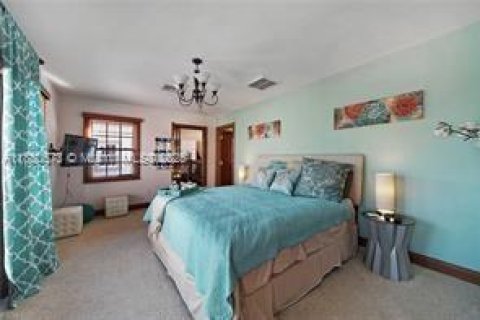 Casa en venta en Cape Coral, Florida, 7 dormitorios, 652.64 m2 № 2053651 - foto 30