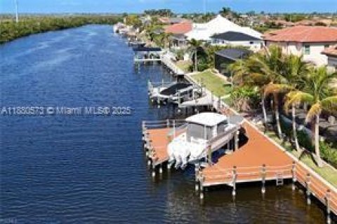Casa en venta en Cape Coral, Florida, 7 dormitorios, 652.64 m2 № 2053651 - foto 22