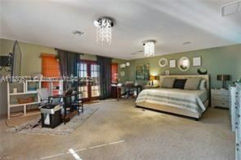 Casa en venta en Cape Coral, Florida, 7 dormitorios, 652.64 m2 № 2053651 - foto 26