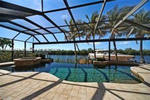 Casa en venta en Cape Coral, Florida, 7 dormitorios, 652.64 m2 № 2053651 - foto 3